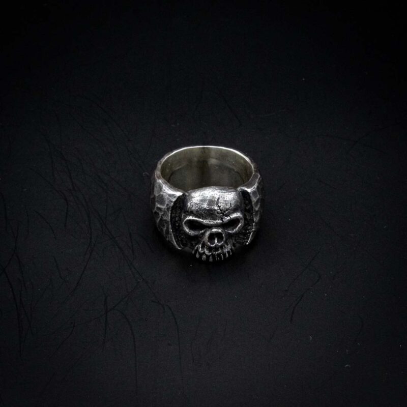 Ring Totenkopf gehämmert – Bild 2