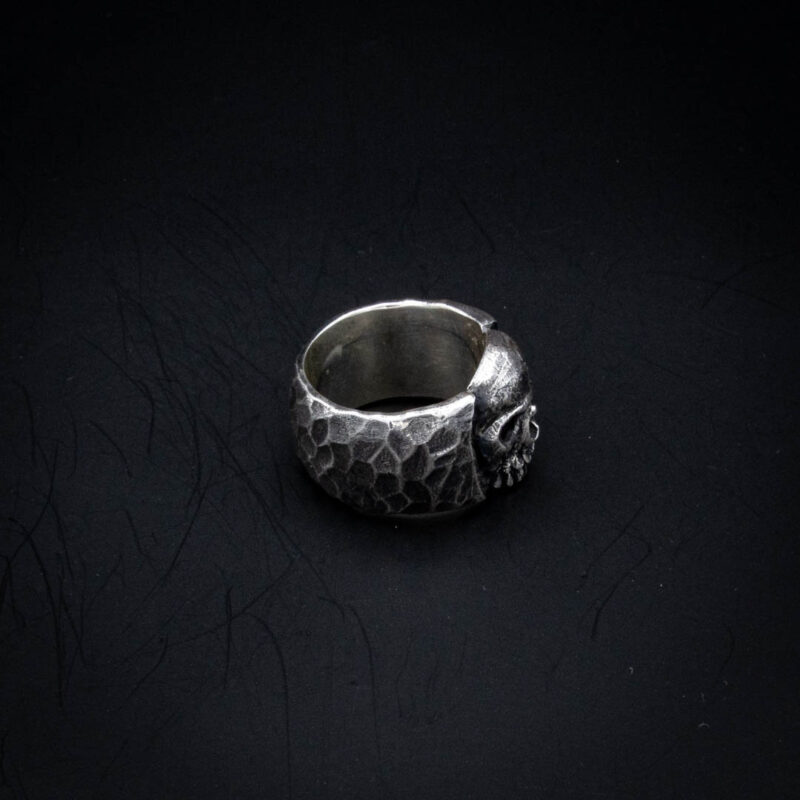 Ring Totenkopf gehämmert – Bild 3